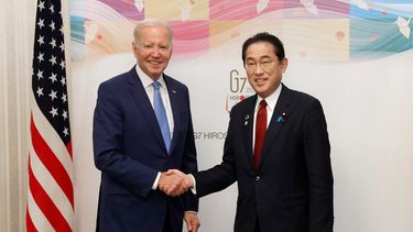 El presidente de los Estados Unidos, Joe Biden (izquierda), es recibido por el primer ministro de Japón, Fumio Kishida, antes de su reunión bilateral en Hiroshima el 18 de mayo de 2023, antes de la Cumbre de Líderes del G7.