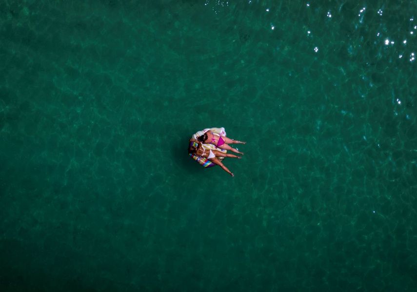 Dos mujeres descansan sobre un flotador en una playa al suroeste de la isla de Gran Canaria, Espa&ntilde;a, el mi&eacute;rcoles 19 de agosto de 2020.&nbsp;