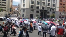Médicos bolivianos protestan contra el decreto de creación de una nueva autoridad para fiscalizar al sector público y privado de la&nbsp;salud.