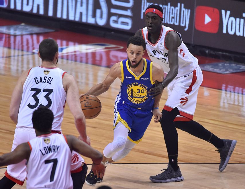 Curry terminó el partido con 31 puntos, ocho rebotes y siete asistencias, mientras que su compañero Klay Thompson cerró el partido con 26 puntos, seis rebotes y cuatro asistencias.