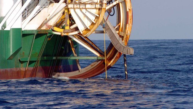 Imagen referencial. Técnicos italianos desenrollan un cable submarino de alta tensión a bordo de un buque noruego el 14 de diciembre de 2005.