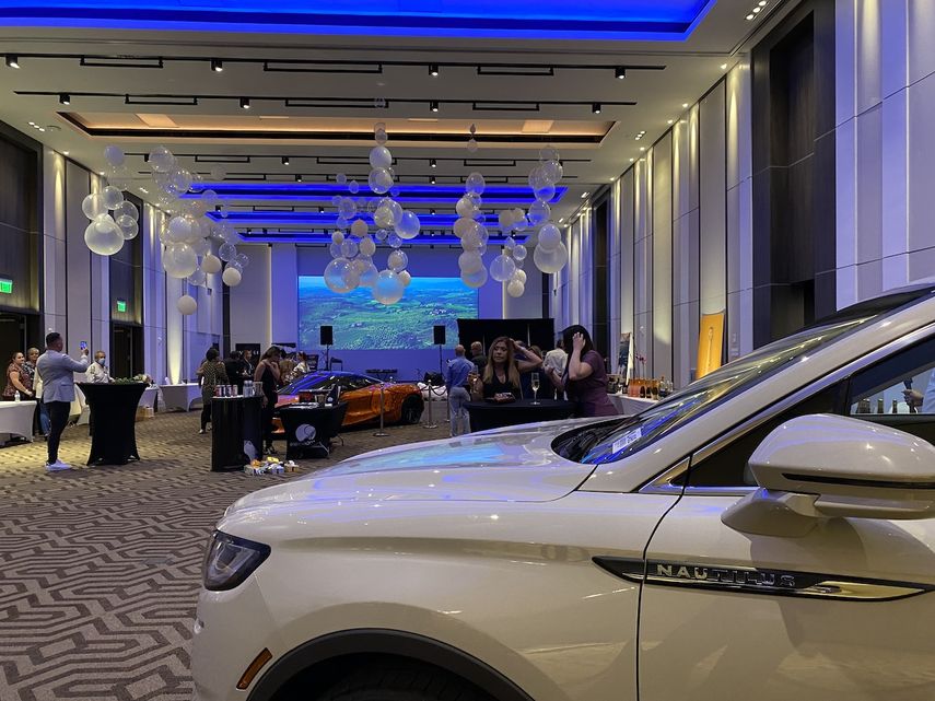 Doral Lincoln exhibe uno de sus autos en el Festival Sparkle 41, en Miami, este sábado 2 de octubre.&nbsp;
