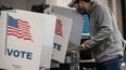 Un joven emite su voto en las elecciones primarias .
