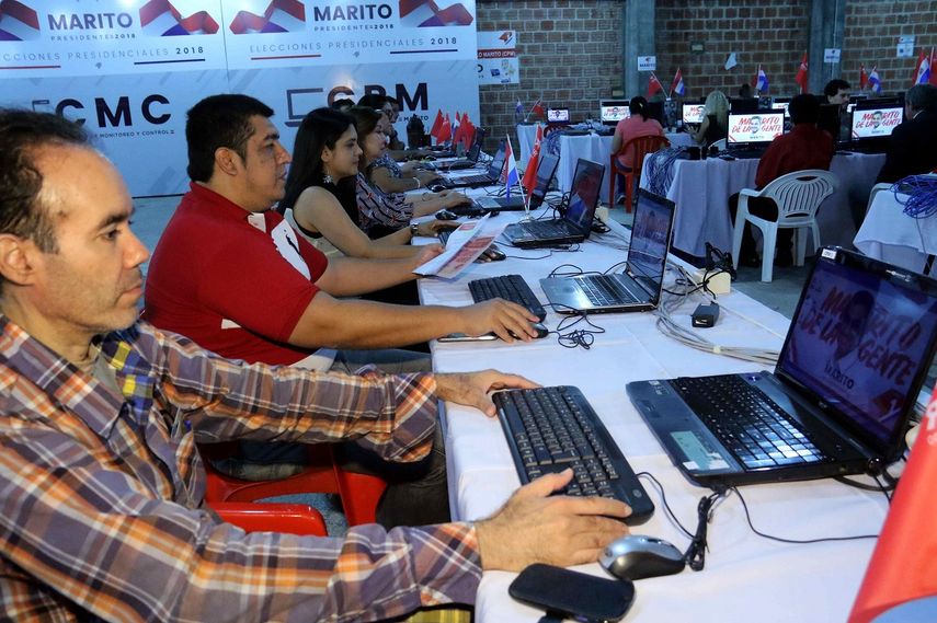 Un grupo de funcionarios del Partido Colorado ultiman detalles en la sala de cómputos este sábado 21 de abril del 2018, en Asunción, Paraguay.