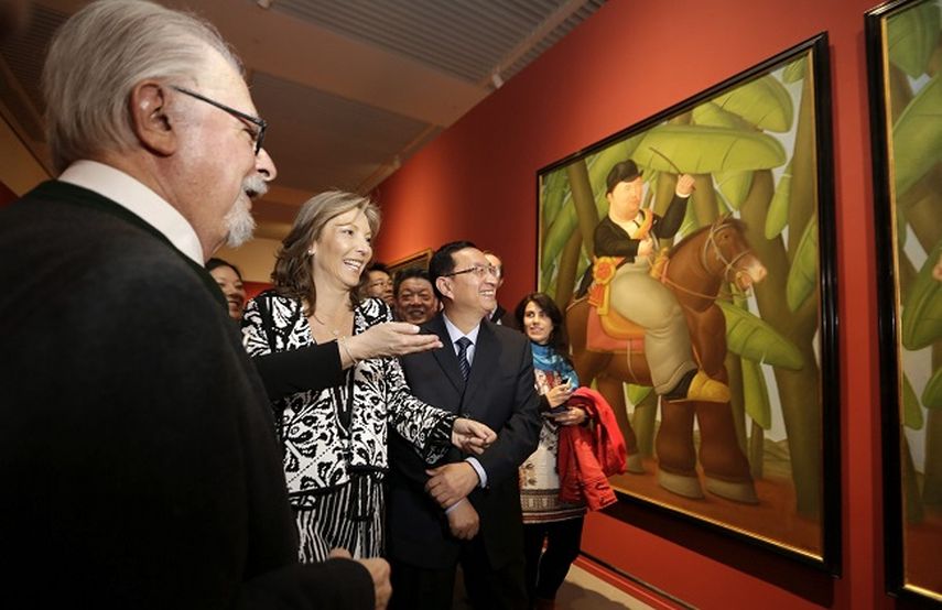 El artista colombiano Fernando Botero (izda) visita su exposición acompañado de la primera dama colombiana, Maria Clemencia de Santos (2ºizda), y el ministro chino de Cultura, Luo Shugang (3ºizda), durante la inauguración de la muestra Botero en China