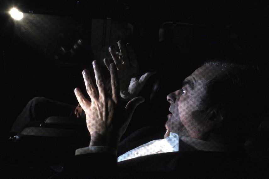 En esta imagen de archivo, tomada el 6 de marzo de 2019, el expresidente de Nissan Carlos Ghosn viaja en un auto, en Tokio, tras depositar una fianza de 1.000 millones de yenes (8,9 millones de d&oacute;lares).&nbsp;