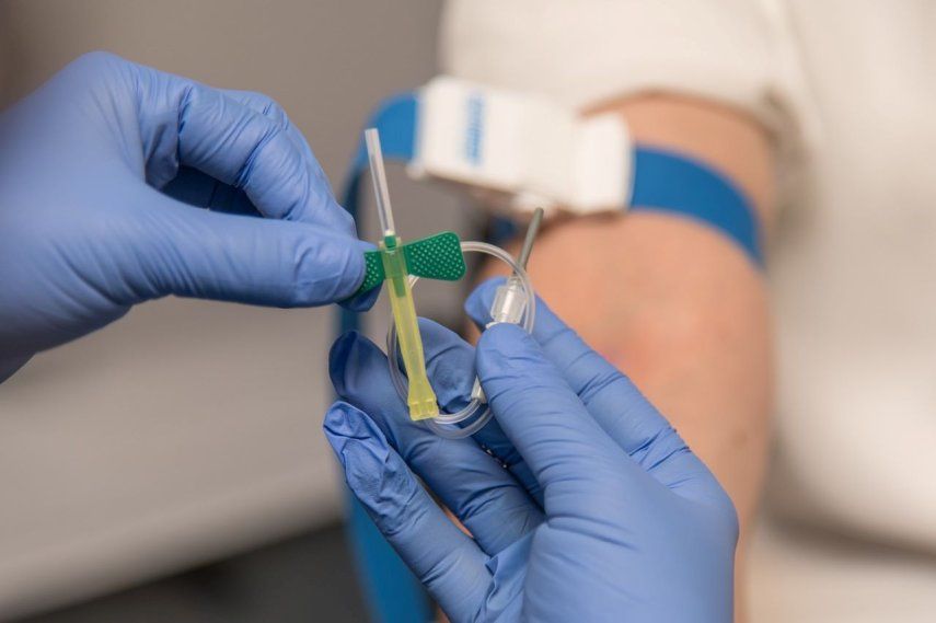 Enfermera extrae una muestra de sangre a paciente.&nbsp;