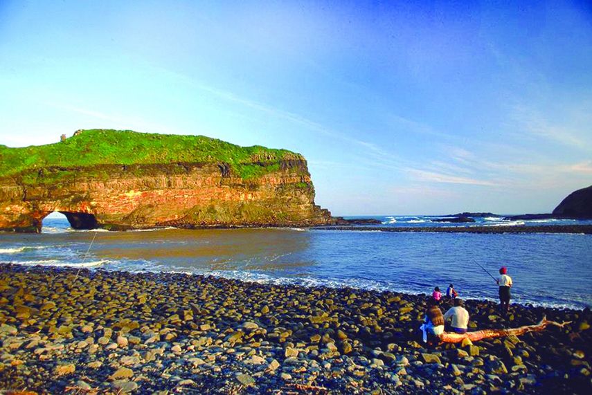 El paisaje de Costa Salvaje es espectacular, con tus acantilados y rocas agujereadas.