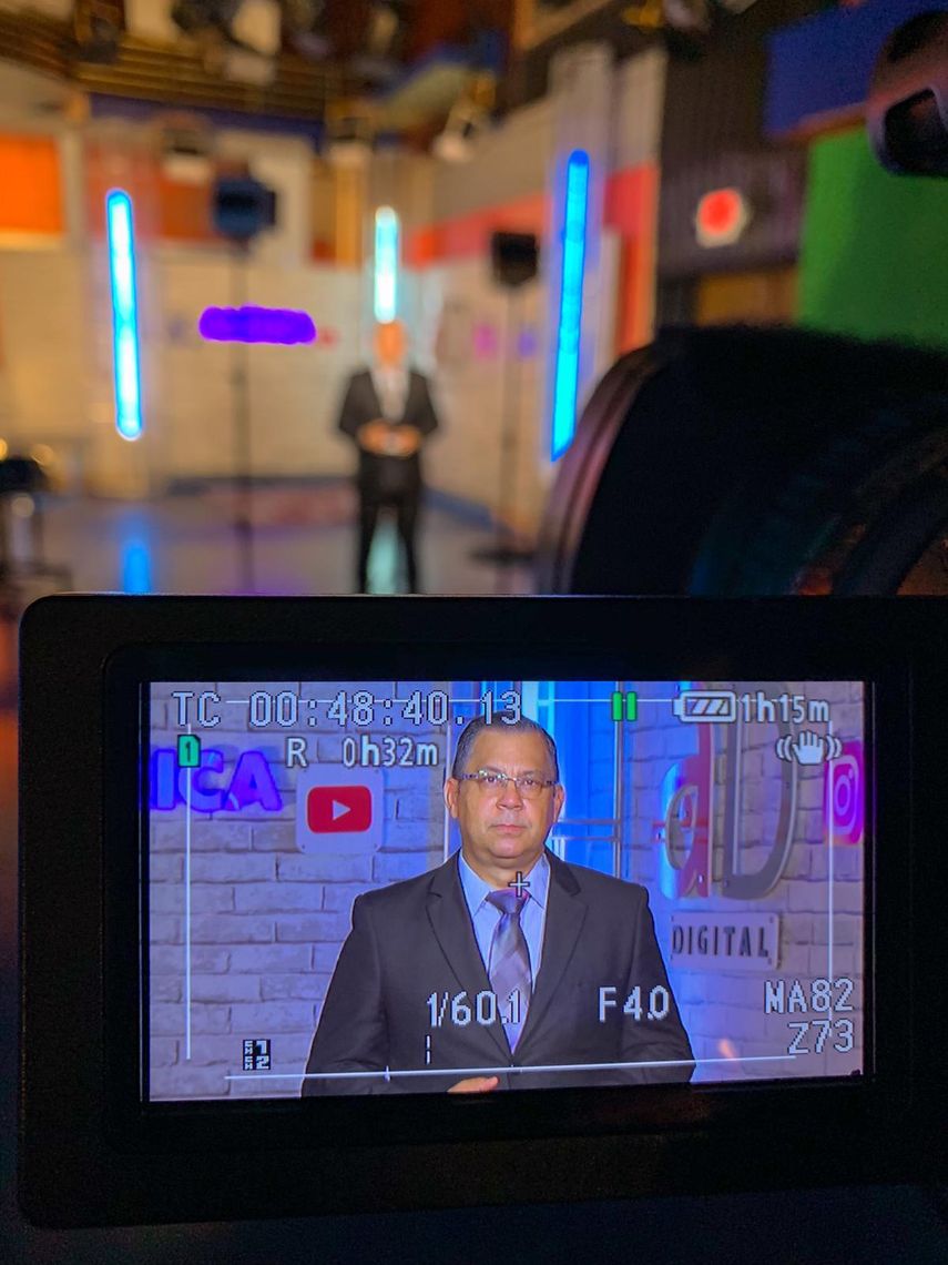 El reportero Rolando Nápoles a través de una pantalla mientras graba en un estudio de América Tevé.&nbsp; &nbsp;