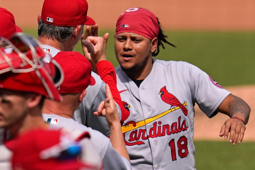 Carlos Martínez (18) de los Cardenales de San Luis celebra tras la victoria ante los Piratas de Pittsburgh, el domingo 2 de mayo de 2021.