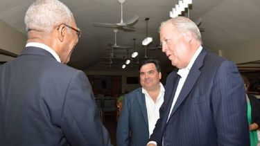 El enviado de EEUU a la Cumbre de CARICOM, Thomas A. Shannon, con el presidente de Guyana David Granger el 06JUL17 en Granada.&nbsp;