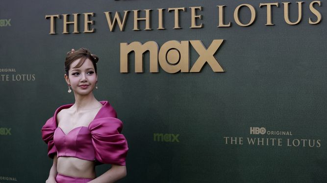 Fotografía de archivo del 14 de febrero de 2025 donde aparece la cantante y actriz tailandesa Lalisa Manobal, conocida como la estrella del K-pop Lisa de Blackpink, posando durante el estreno de la tercera temporada de la serie de televisión The White Lotus en Bangkok (Tailandia). &nbsp; &nbsp;