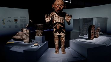 Esta fotografía tomada el 29 de marzo de 2024 muestra una estatua del dios mesoamericano de la muerte Tlalticpac exhibida como parte de la exposición Mexica: Ofrendas y dioses en el Templo Mayor en el Museo Quay Branly-Jacques Chirac de París. &nbsp;