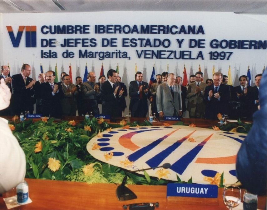 EGU, organizador del evento multilateral iberoamericano, aparece atrás del presidente Rafael Caldera, quien recibe aplausos de los mandatarios reunidos en la Isla de Margarita, el 09NOV1997. 