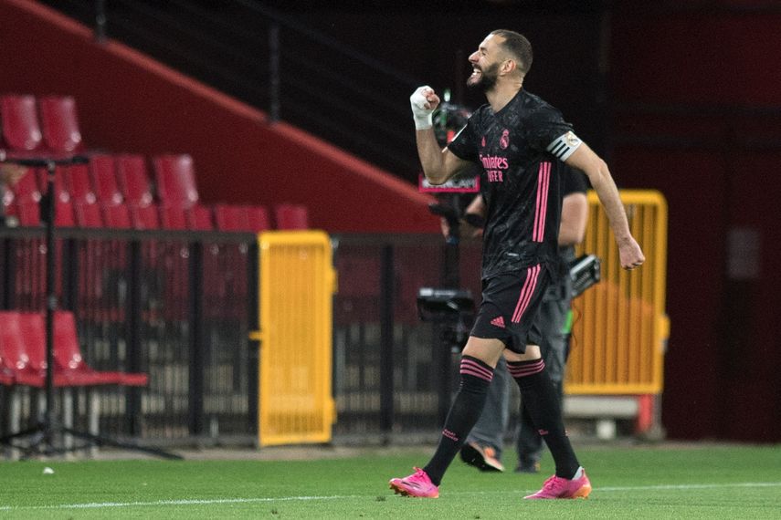 El delantero francés del Real Madrid Karim Benzema celebra un gol durante el partido de fútbol de la liga española Granada FC contra el Real Madrid CF en el estadio Nuevo Los Cármenes de Granada el 13 de mayo de 2021. &nbsp;