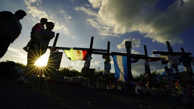 Varias personas visitan un monumento improvisado para honrar a las víctimas y sobrevivientes de la tragedia del tráfico de personas el miércoles 6 de julio de 2022, en San Antonio, en la que 53 migrantes fueron encontrados muertos o moribundos en un camión con remolque.&nbsp;