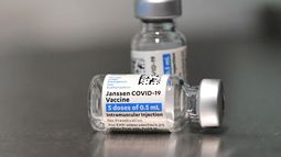 Vacunas Janssen COVID-19 de Johnson & Johnson se ven sobre una mesa en Los Ángeles, California.