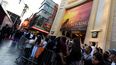 En esta foto de archivo, los fanáticos esperan afuera del teatro Dolby mientras llegan los invitados para el estreno mundial de The Lion King de Disney el 9 de julio de 2019 en Hollywood. 