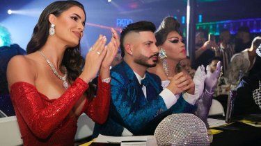 Marielena Ancheta, Miss Cuba 2024, junto a los otros miembros del jurado, el maquillista Eugenio Rodriguez e Imperio La Leyenda Transformista.
