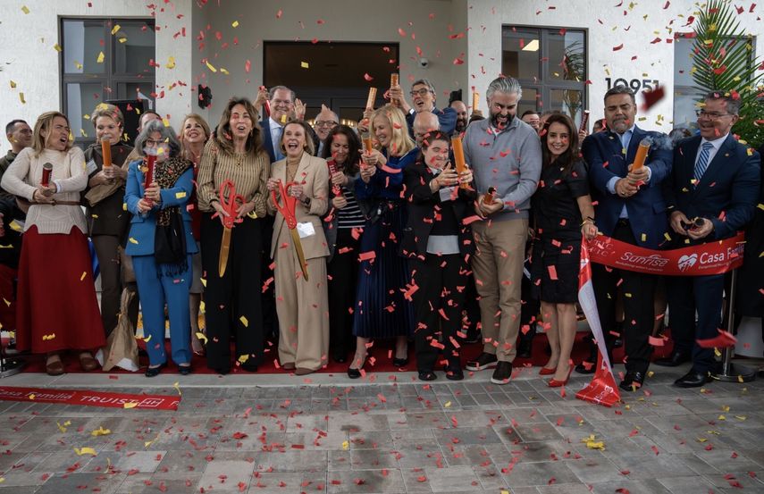Momento del corte de cinta durante la inauguración.