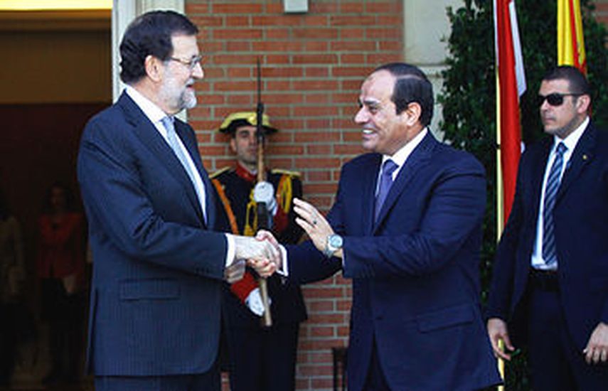El presidente del Gobierno, Mariano Rajoy (i), recibe al presidente de la República Árabe de Egipto, Abdelfatah alSisi, con quien preside la firma de varios acuerdos entre los dos países, el viernes en el Palacio de la M