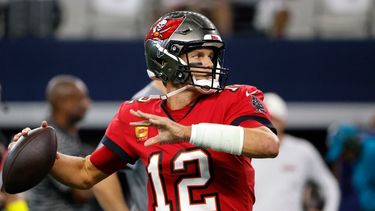 Tom Brady preparado para realizar el pase por los Buccaneers de Tampa Bay
