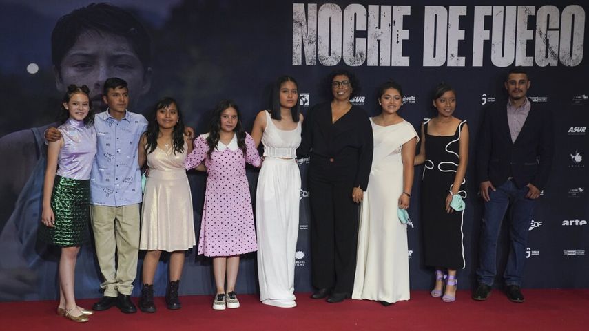 La directora Tatiana Huezo, en el centro, y el elenco de Noche de fuego posan en la alfombra roja antes del estreno de la película en la residencia presidencial Los Pinos, el martes 14 de septiembre de 2021.&nbsp;