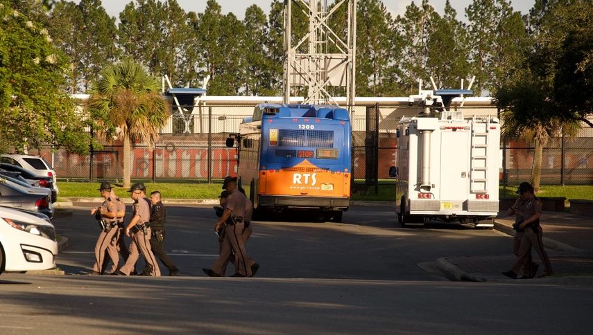 Policias de carreteras patrullan los alrededores del lugar donde hará su discurso el supremacista blanco Richard Spencer en la Universidad de Florida, en Gainesville.
