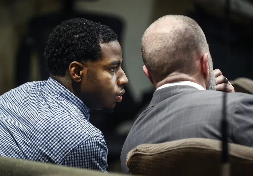 El acusado Justin Johnson, izquierda, aparece ante el tribunal mientras comienza el juicio por asesinato del rapero Young Dolph en Memphis, Tennessee, el lunes 23 de septiembre de 2024.