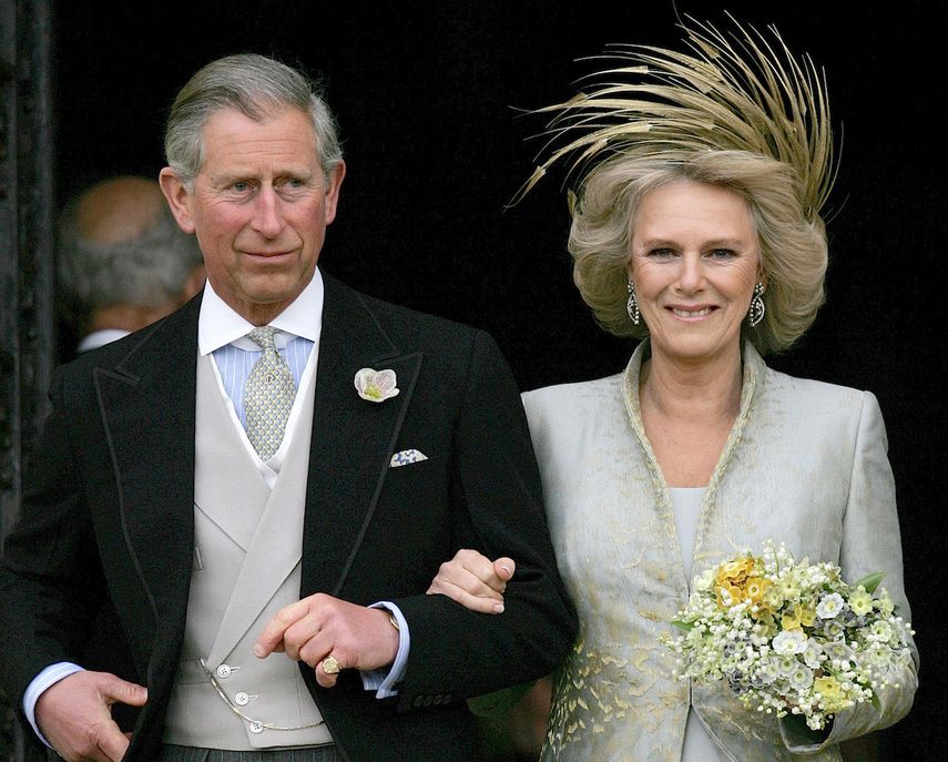 l príncipe Carlos de Gran Bretaña y Camilla, duquesa de Cornualles, salen de la capilla de St Georges en Windsor, Inglaterra, el 9 de abril de 2005 después de la bendición religiosa a su boda civil.