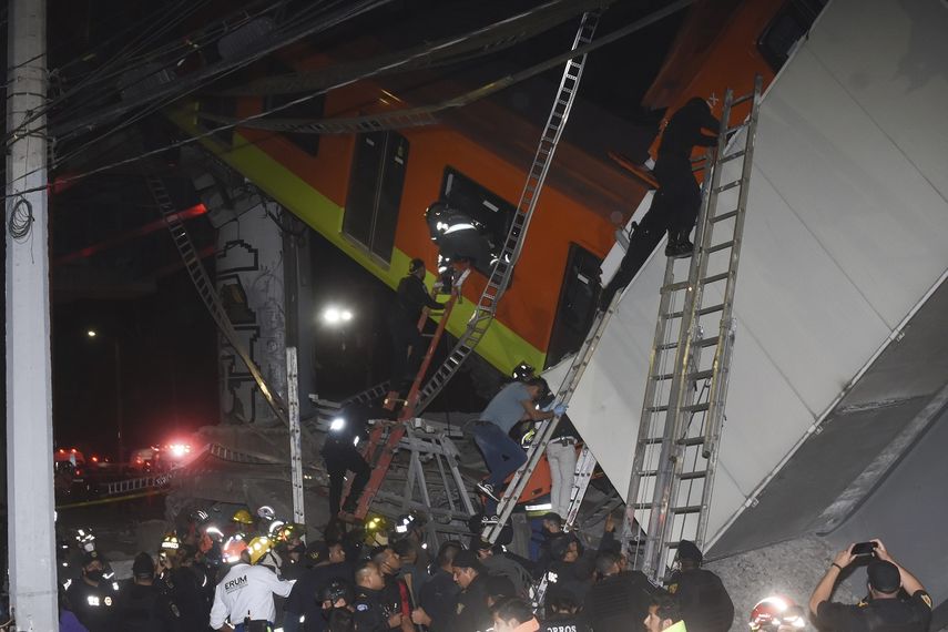 Bomberos y personal de rescate de Ciudad de México trabajan para recuperar a las víctimas de un vagón del metro que cayó luego de que una sección de la Línea 12 del metro colapsara en Ciudad de México, el lunes 3 de mayo de 2021.&nbsp;