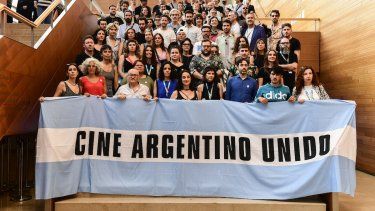 Representantes de 25 películas argentinas, que participan en el Festival de Cine de San Sebastián, protestan contra el candidato presidencial Javier Milei.