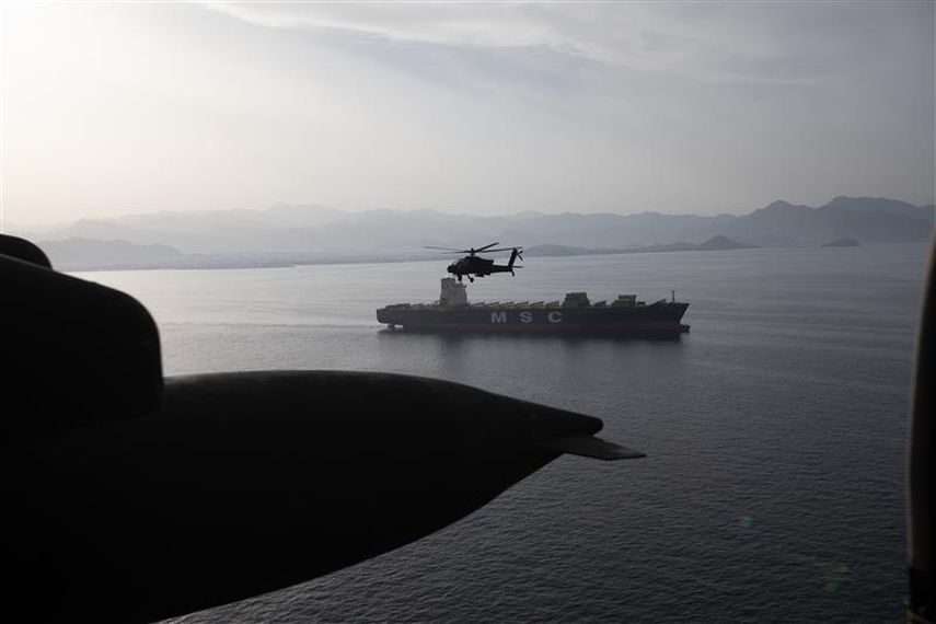 Helicópteros AH-64 Apaches sobrevuelan el Estrecho de Ormuz garantizando el tráfico de buques.&nbsp;