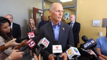 El gobernador de Florida, Rick Scott, habla con los medios de prensa luego de una reunión con líderes electos del centro del estado sobre la situación de los puertorriqueños desplazados a territorio continental de EEUU tras el paso del huracán María.&nbsp;