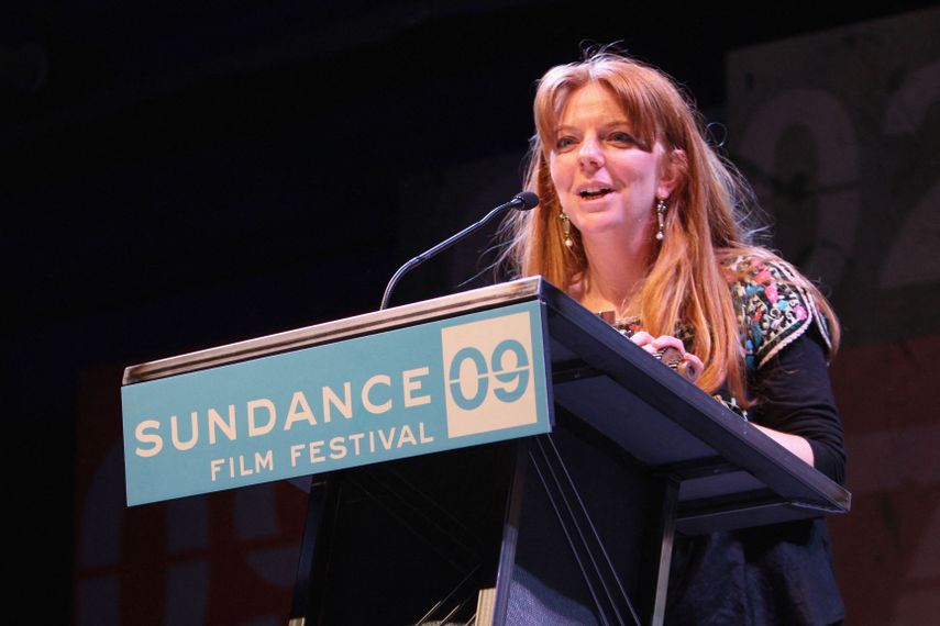 La directora Havana Marking acepta el Premio Mundial del Público por Afghan Star durante la ceremonia nocturna de premios del Festival de Cine de Sundance 2009 celebrada en el Racquet Club el 24 de enero de 2009 en Park City, Utah.