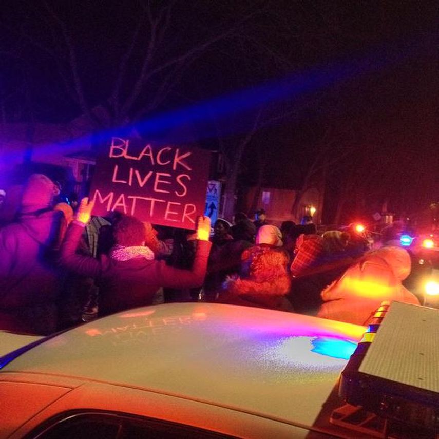 Los manifestantes se acercaron durante la madrugada al lugar de los hechos alegando que el tiroteo fue injustificado con pancartas en las que se podía leer Detengan las muertes por policías racistas. (Foto de @Delo_Taylor