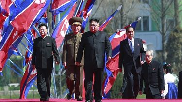 El líder de Corea del Norte, Kim Jong-un (c).