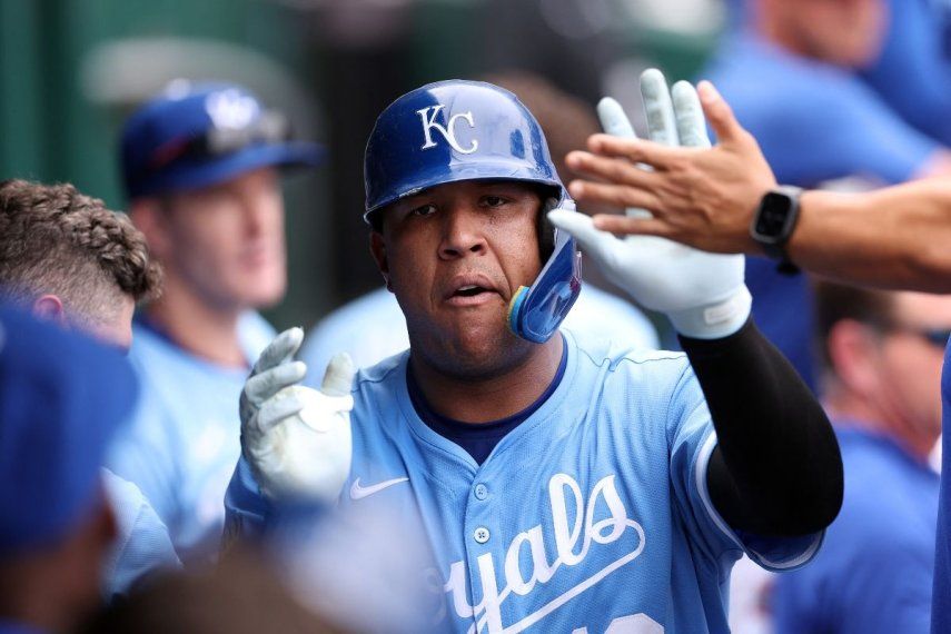 El venezolano Salvador Pérez, de los Reales de Kansas City, regresa al dugout tras conectar un jonrón en un compromiso de la MLB.