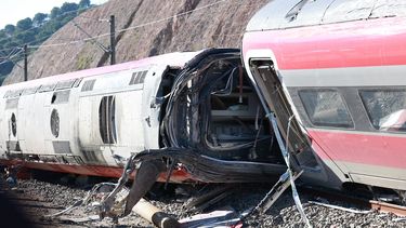 Uno de los vagones del tren Iryo que descarriló, a 20 de enero de 2026, en Adamuz, Córdoba, Andalucía (España). El descarrilamiento de un tren de alta velocidad y la posterior colisión con otro convoy, ocurrido en la tarde de este domingo en Adamuz (Córdoba), ha dejado un amplio operativo de emergencias en marcha, la suspensión de varias conexiones ferroviarias y una investigación abierta para esclarecer&nbsp;sus causas.