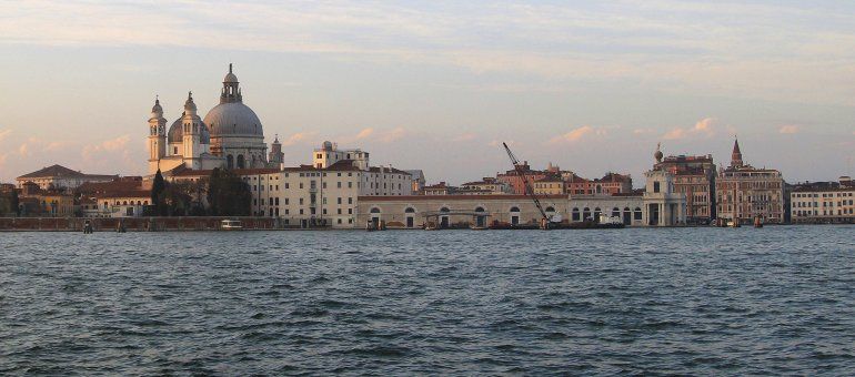 En esta foto del 9 de noviembre de 2013, la Basílica de Santa María de la Salud al atardecer, vista desde el agua, en Venecia, Italia.