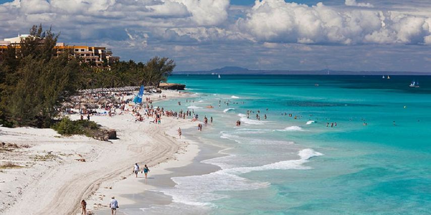 Esta playa es absolutamente espectacular, resaltó un usuario en TripAdvisor, en tanto otro elogió que siempre sus aguas están limpias y con una cálida temperatura y distintivo tono azul turquesa.