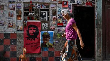 Una anciana camina por una calle de La Habana, el 3 de junio de 2025. En Cuba, uno de los países más envejecidos de Latinoamérica, las personas mayores que reciben pensiones mínimas intentan sobrellevar la grave crisis económica, y muchas de ellas recurren a la venta ambulante de café, cigarrillos o artículos de segunda mano.&nbsp;