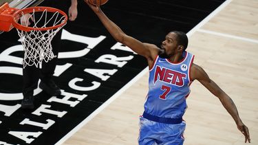 El alero de los Nets de Brooklyn Kevin Durant anota en el encuentro ante los Hawks de Atlanta el miércoles 27 de enero del 2021 en Atlanta.&nbsp;