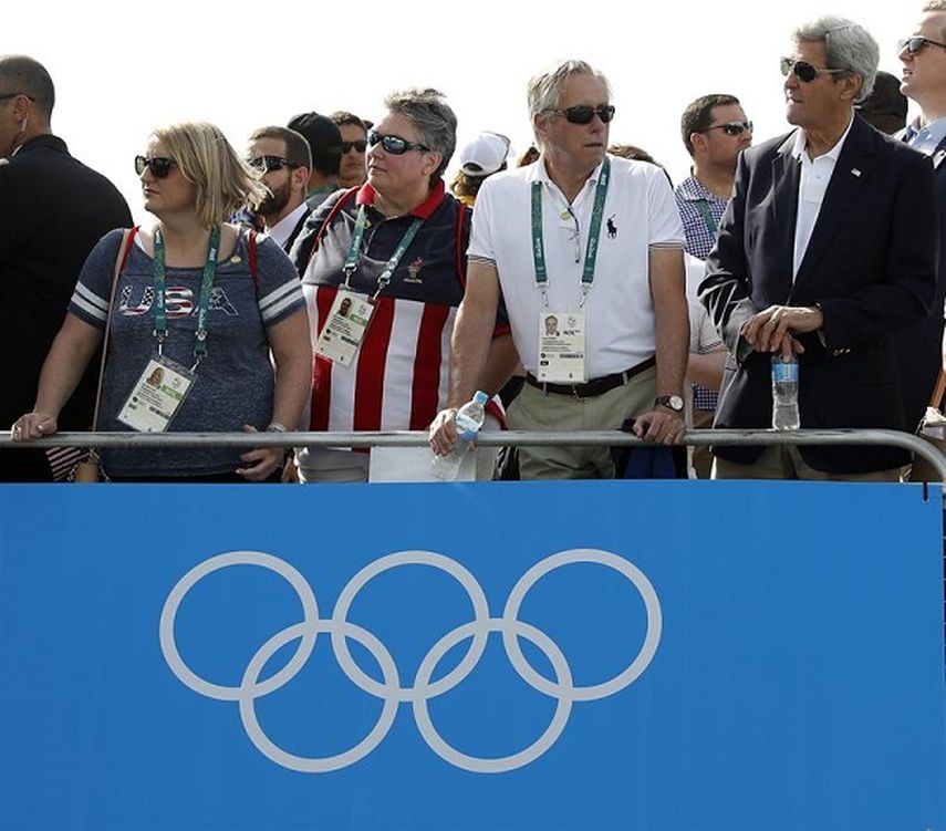 John Kerry observa la prueba de ciclismo de ruta este sábado, en el marco de los Juegos Olímpicos Río 2016 (EFE)