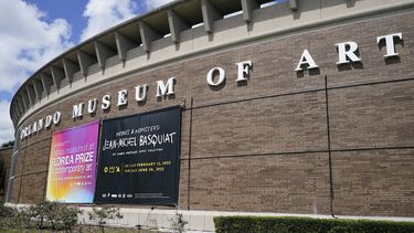 El exterior del Museo de Arte de Orlando, donde se presentaban obras atribuidas a Jean-Michel Basquiat, el jueves 2 de junio de 2022 en Orlando, Florida. El viernes 24 de junio el FBI hizo una redada en el museo y confiscó más de 20 supuestas obras de Basquiat por dudas sobre su autenticidad.