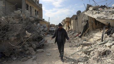 Un hombre camina entre edificios derribados por un devastador sismo, en la localidad de Jinderis, en la provincia de Alepo, Siria, el 14 de febrero de 2023.