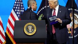 Momento del American Business Forum en que Donald Trump recibe la Llave de la Ciudad de Miami de manos del alcalde Suárez
