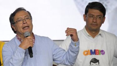 Gustavo Petro (izquierda) candidato presidencial a las elecciones de Colombia en 2022