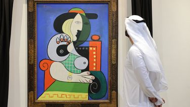 Un visitante observa el cuadro de Pablo Picasso Femme à la montre (La mujer con reloj) expuesto en Sothebys Dubai el 25 de septiembre de 2023.
