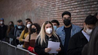 Personas forman cola en las afueras de un club para someterse a pruebas rápidas de coronavirus antes de un concierto en Barcelona el sábado, 27 de mazo del 2021.&nbsp; 